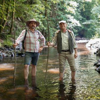 Vojtěch Kotek i Miroslav Táborský, který pořadem Stopy Járy Cimrmana provází, jsou oba členy Divadla Járy Cimrmana. 