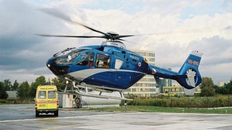 Policie si nyní pořizuje jedenáct nových helikoptér H145. Díky tomu se může zbavit i devíti starších strojů EC-135 (na snímku). Ty ale do šrotu ani bazaru nezamíří, převezmou si je vojáci, aby dokázali zajistit leteckou záchranku, jak požaduje Andrej Babiš.