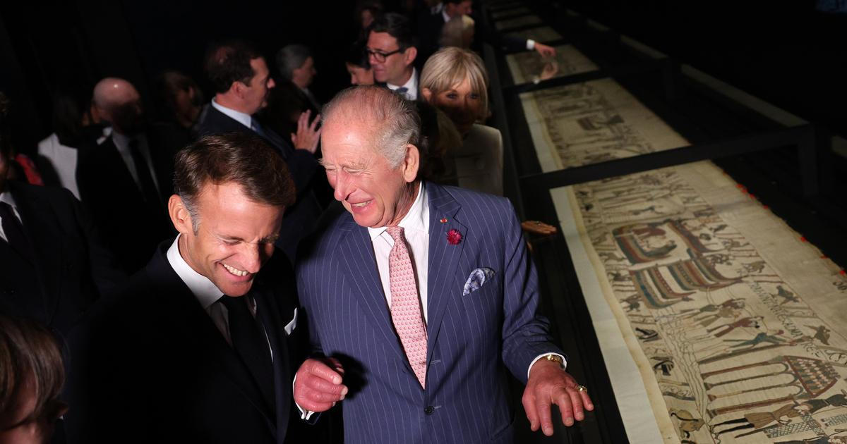 Tisíciletá tapiserie je dokladem pevných vztahů Francie a Británie, řekl Macron