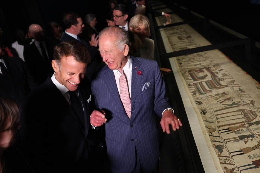 Tisíciletá tapiserie je dokladem pevných vztahů Francie a Británie, řekl Macron