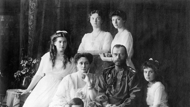 Ruského cara Mikuláše II. s rodinou bolševici zavraždili v červenci 1918. Těla pečlivě ukryli – první hrob vědci odhalili až v roce 1991, ostatky zbývajících dvou dětí pak v roce 2007.