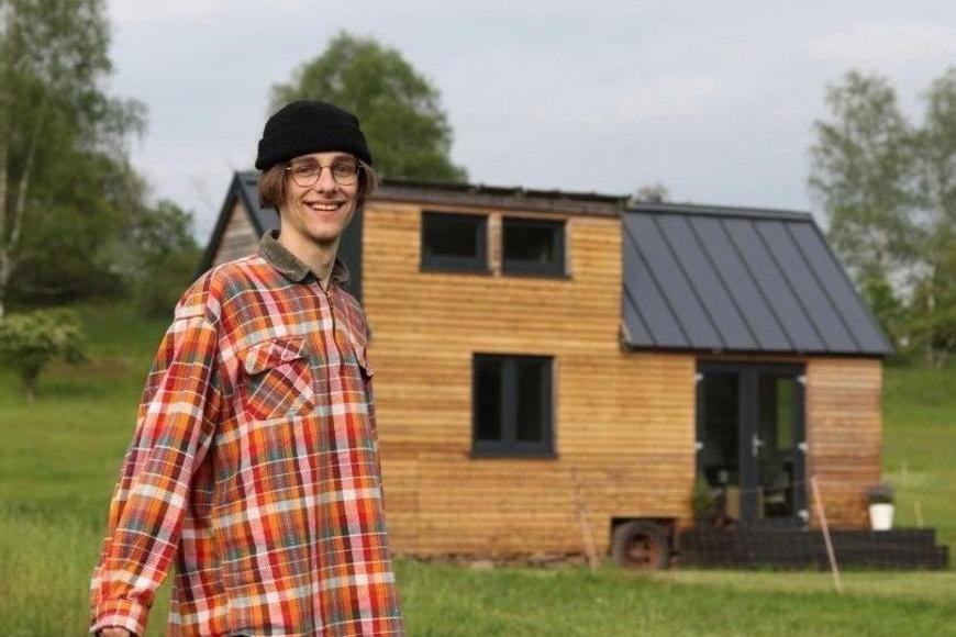 Stačilo mu pár set tisíc a YouTube. Mladý Čech si místo placení nájmu postavil vlastní dům