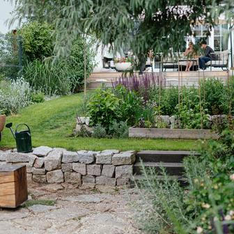 Pobytové schody propojují terasu s dalšími částmi svažité zahrady.