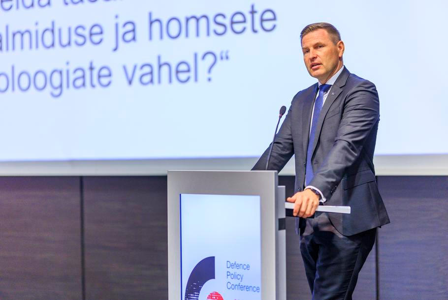 Estonský ministr obrany Hanno Pevkur na konferenci o obranné politice, kterou 21. května 2026 v Tallinnu uspořádalo polské velvyslanectví.