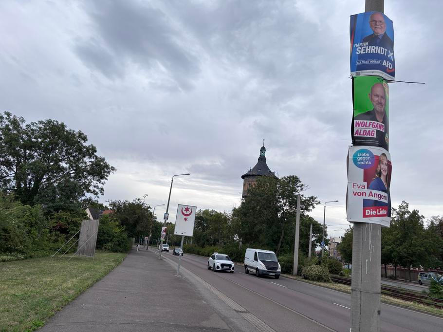 Halle, bývalé východoněmecké okresní město s univerzitou Martina Luthera je stejně jako okolní vesnice polepené předvolebními plakáty. Ty od AfD stojí na heslech „alles ist möglich“ (všechno je možné) či „Städte, die sicher sind“ (města, která jsou bezpečná).