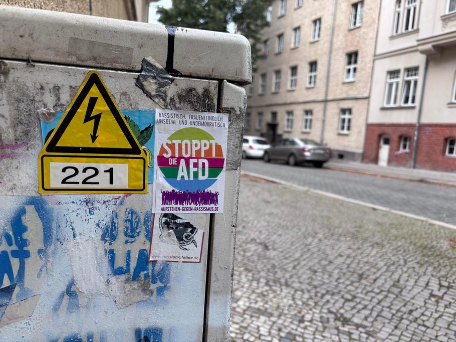 Podle posledních předpovědí by AfD mohla v Sasku-Anhaltsku získat až 43 procent hlasů, což je o 22 procent více než při posledních volbách v roce 2021. Jedna z místních žen si myslí, že úspěch AfD se začal rodit v roce 2014, kdy do Německa přišly stovky tisíc přistěhovalců. „AfD toho dokázala využít, protože lidé jsou tu nespokojení s politikou,“ řekla s pohledem upřeným do chodníku.