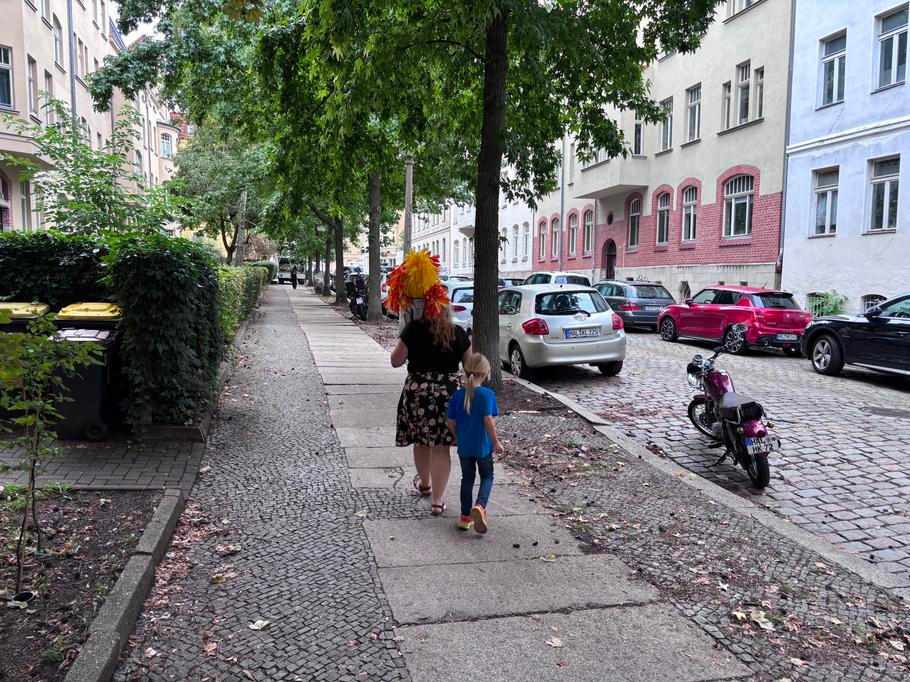 Papírové kornouty plné cukrátek se i v Halle stále nosí. Tady jedné ze školaček pomáhá s nákladem bonbonů její matka.