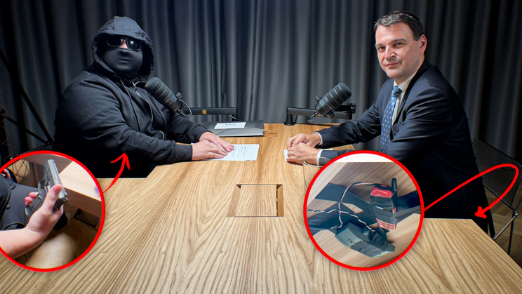 Pod stolem údajná falešná bomba, v místnosti několik maket zbraní a za závěsem další lidé. Šéf Motoristů Petr Macinka dorazil na rozhovor s falešným Thomasem Pauknerem, kterým ve skutečnosti byl známý internetový „provokatér“ Vojtěch Pšenák.