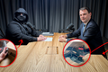 Pod stolem údajná falešná bomba, v místnosti několik maket zbraní a za závěsem další lidé. Šéf Motoristů Petr Macinka dorazil na rozhovor s falešným Thomasem Pauknerem, kterým ve skutečnosti byl známý internetový „provokatér“ Vojtěch Pšenák.