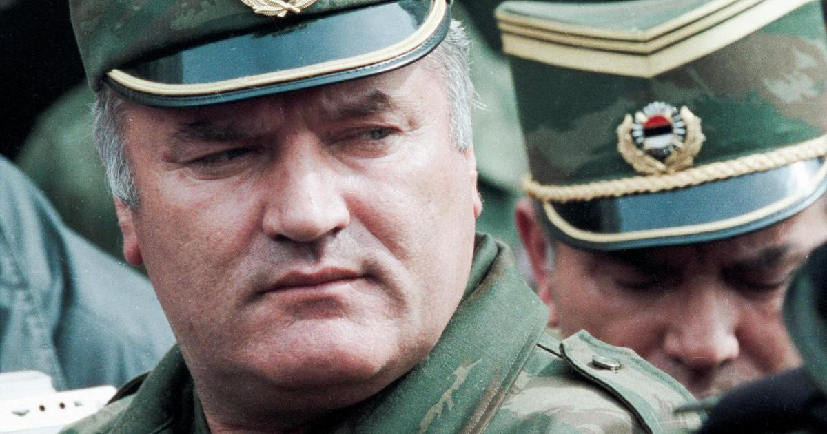 Letadlo s tělem Mladiče přistálo v Bělehradě. Rodina oznámí, jak bude vypadat pohřeb