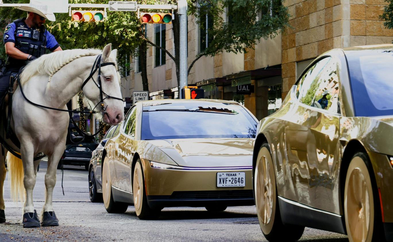 Tesla v Texasu uspořádala premiéru robotaxi Cybercab.