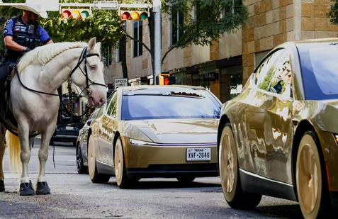 Tesla v Texasu uspořádala premiéru robotaxi Cybercab.