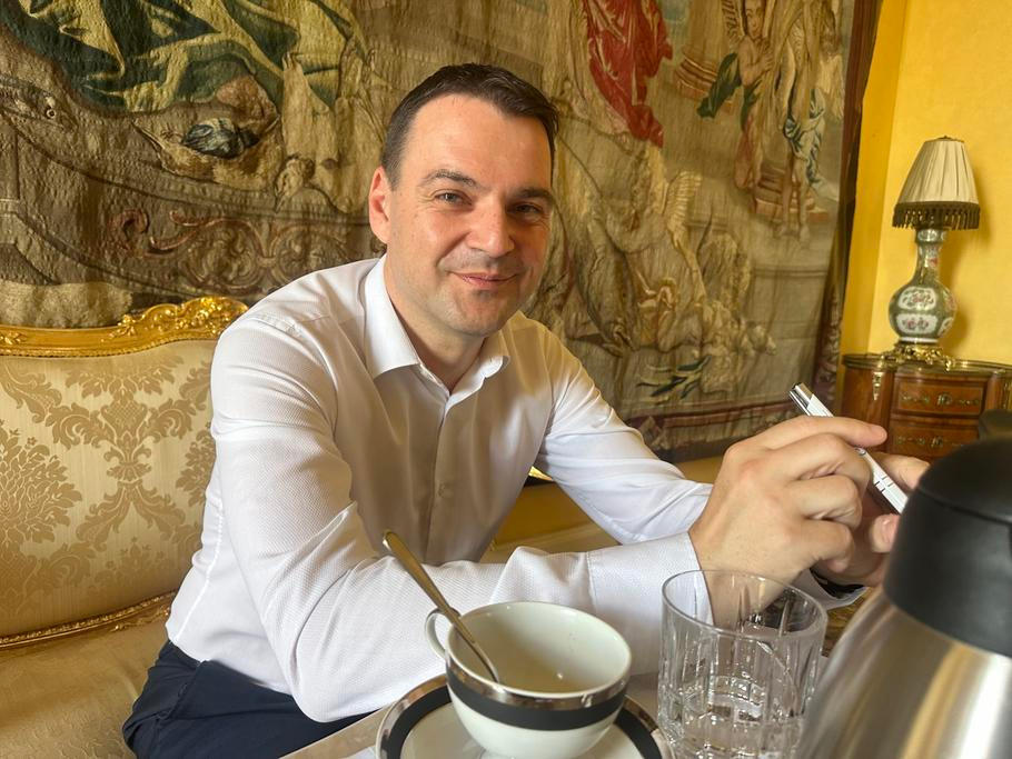 Ministr zahraničí Petr Macinka vyrazil na inspekci resortu životního prostředí. A plánuje vyrazit i na další resorty v gesci Motoristů.