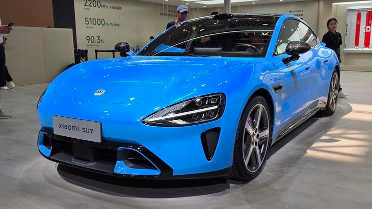 Xiaomi SU7 na autosalonu v Pekingu 2026.