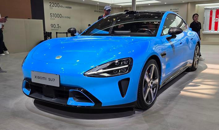 Xiaomi SU7 na autosalonu v Pekingu 2026.