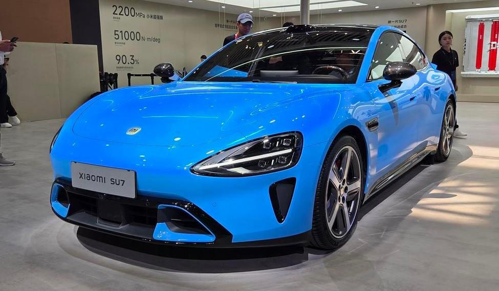 Xiaomi SU7 na autosalonu v Pekingu 2026.