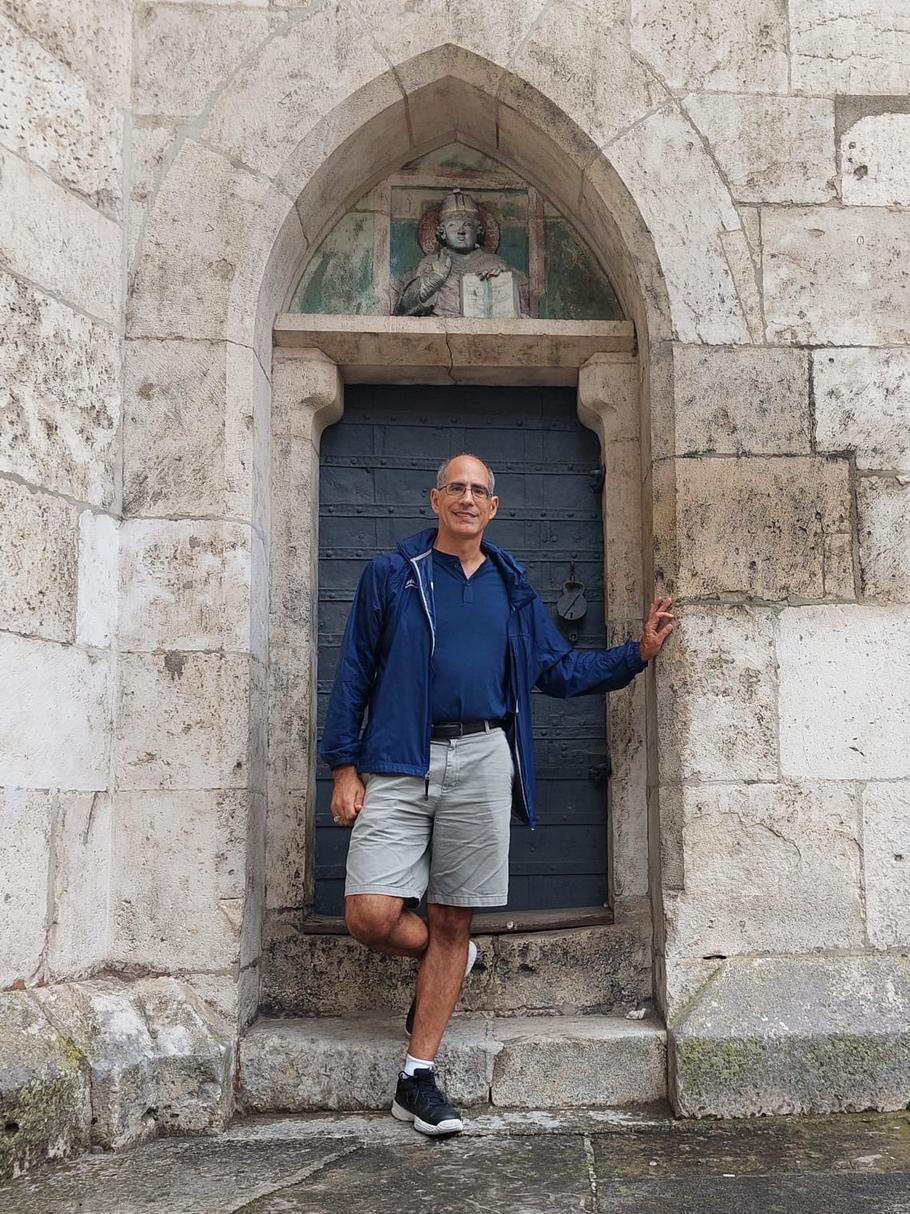 Michael Shaheen není zatížen českými a evropskými dějinami tak jako my, a jeho pohled je proto v mnohém odlišný.