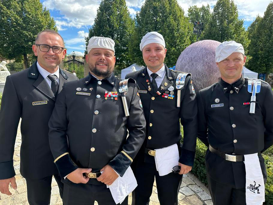Čtveřice mužů, kteří patří ke Společenstvu kominíků ČR. Je mezi nimi například cechmistr pražského cechu Josef Bělina (druhý  zleva). 