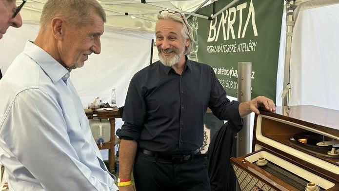 Premiér Andrej Babiš si prohlíží s restaurátorem Tomášem Bártou unikátní  retro gramorádio Tesla.