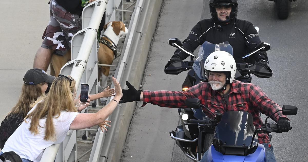 Ulicemi Prahy projela kolona osmi set harleyů. V čele s prezidentem Pavlem