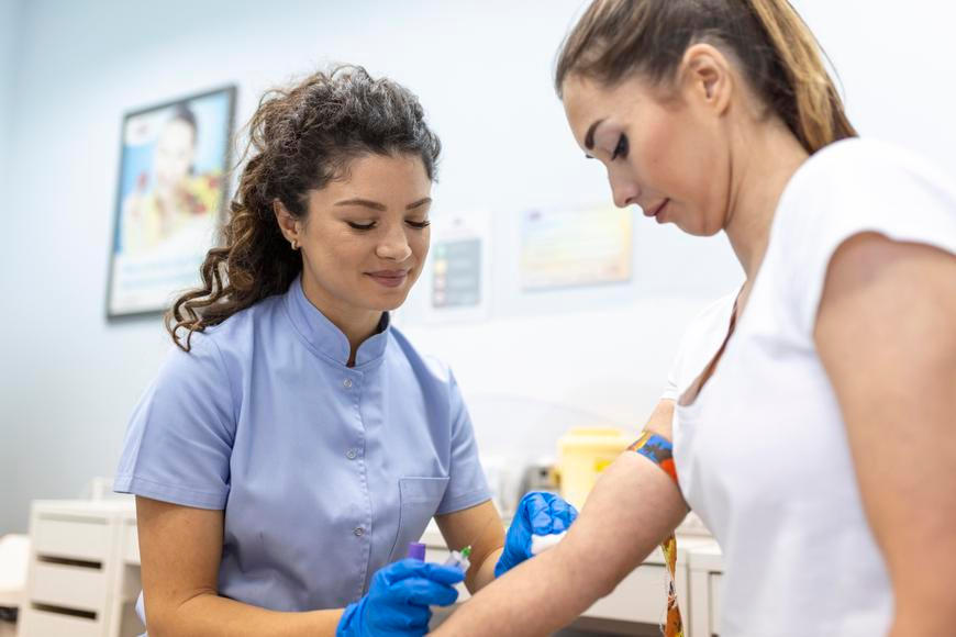 Z kapky krve zjistí až padesát druhů rakoviny. Proč lékaři mírní nadšení z nových testů