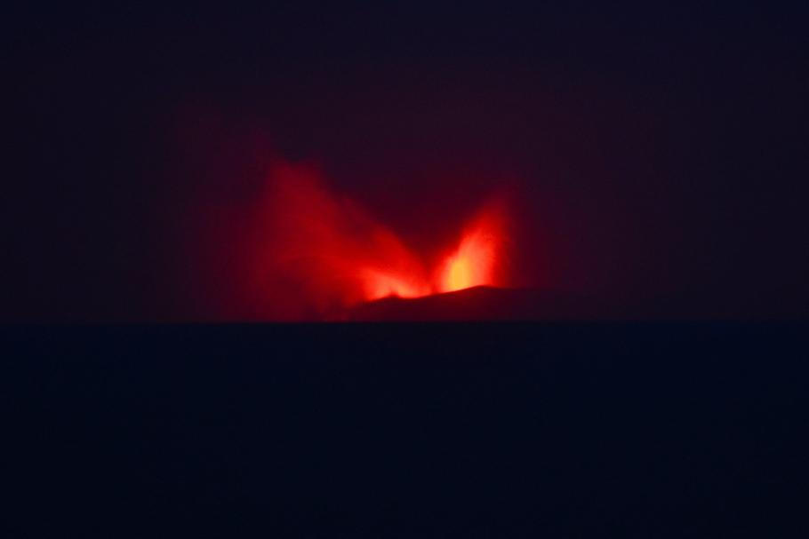 Sopka Anak Krakatau chrlí žhavou lávu, jak je vidět z vesnice Pasauran v provincii Banten v Indonésii, 5. září 2026. Mount Anak Krakatau volcano spews hot lava as seen from Pasauran village in Serang