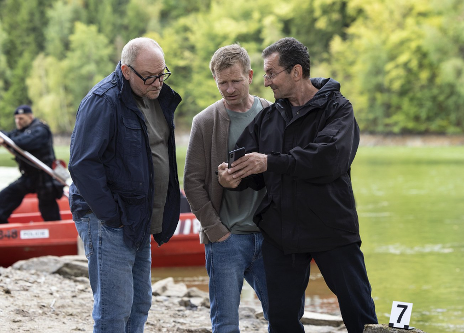 Marek Taclík, Matěj Hádek a Ondřej Vetchý ve třetí řadě minisérie Docent (2026).