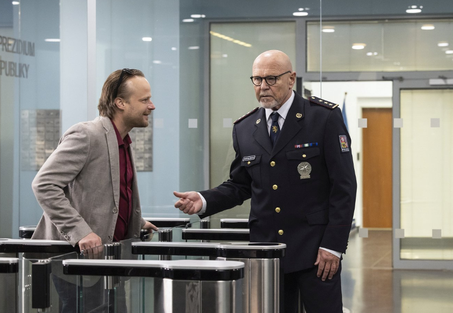 Kryštof Hádek v roli Vrzala a Marek Vašut jako šéf Policejního prezidia Orava ve třetí řadě minisérie Docent (2026).
