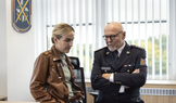 Tereza Ramba jako svérázná policistka Fousová a Marek Vašut v roli šéfa Policejního prezidia ve 3. řadě minisérie Docent (2026).