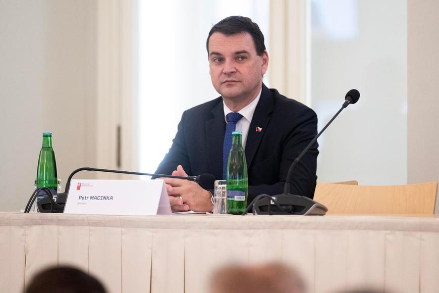 Jako "čůrání do mraveniště". Politici žasnou nad Macinkovým rozhovorem se zakuklencem