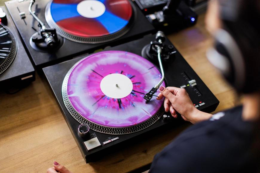 Od hrozícího krachu ke Grammy. Jak se loděnická továrna stala světovou velmocí na gramodesky