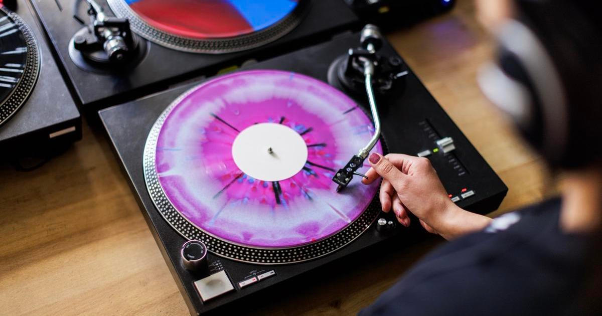 Od hrozícího krachu ke Grammy. Jak se loděnická továrna stala světovou velmocí na gramodesky