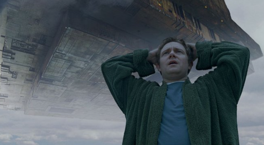 Martin Freeman jako Arthur Dent ve sci-fi komedii Stopařův průvodce po galaxii (2005).
