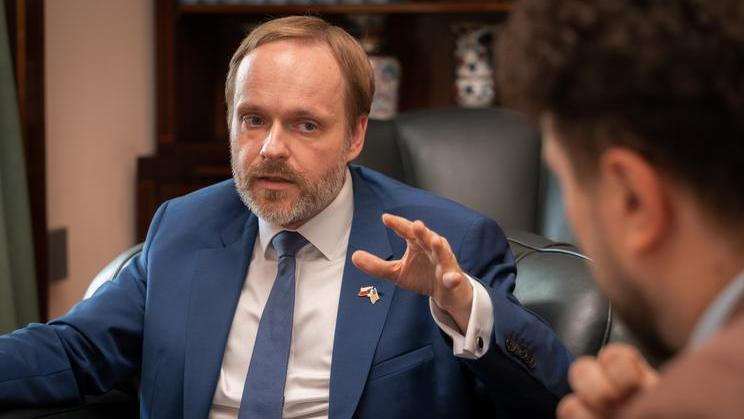 Jakub Kulhánek má za sebou pestrou kariéru. Byl náměstkem na ministerstvech obrany, zahraničí i vnitra a v roce 2021 ministrem zahraničí ve druhé Babišově vládě. Poslední čtyři a půl roku působil jako český velvyslanec při OSN v New Yorku. Teď míří na pomyslný diplomatický vrchol – do Washingtonu, D. C.