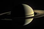 Nový útvar přitom dlouho unikal pozornosti. Sonda Cassini, která Saturn obíhala mezi lety 2004 a 2017, žádnou dlouhodobou strukturu tohoto typu na jihu nezachytila. V následujících letech navíc Saturn natočil jižní pól od Země, takže astronomové oblast nemohli dobře sledovat.