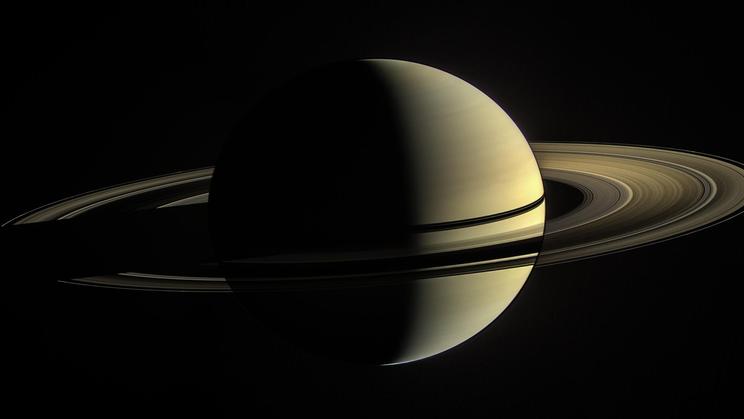 Nový útvar přitom dlouho unikal pozornosti. Sonda Cassini, která Saturn obíhala mezi lety 2004 a 2017, žádnou dlouhodobou strukturu tohoto typu na jihu nezachytila. V následujících letech navíc Saturn natočil jižní pól od Země, takže astronomové oblast nemohli dobře sledovat.