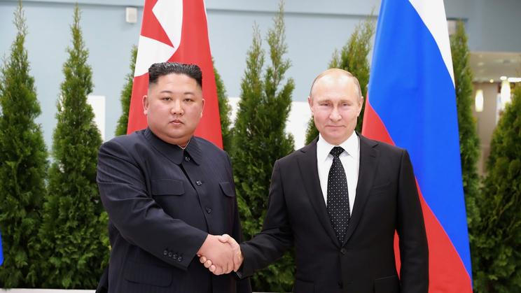 Kim Čong-un na návštěvě Vladivostoku, kde se sešel s Vladimirem Putinem.