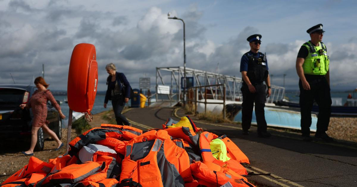 Protesty proti migrantům sílí. Maskovaní demonstranti blokovali přístav v Portsmouthu