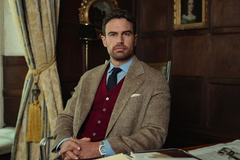 Theo James jako šlechtic a zároveň dravý kriminální boss Eddie v druhé řadě seriálu Gentlemani (2026).