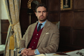 Theo James jako šlechtic a zároveň dravý kriminální boss Eddie v druhé řadě seriálu Gentlemani (2026).
