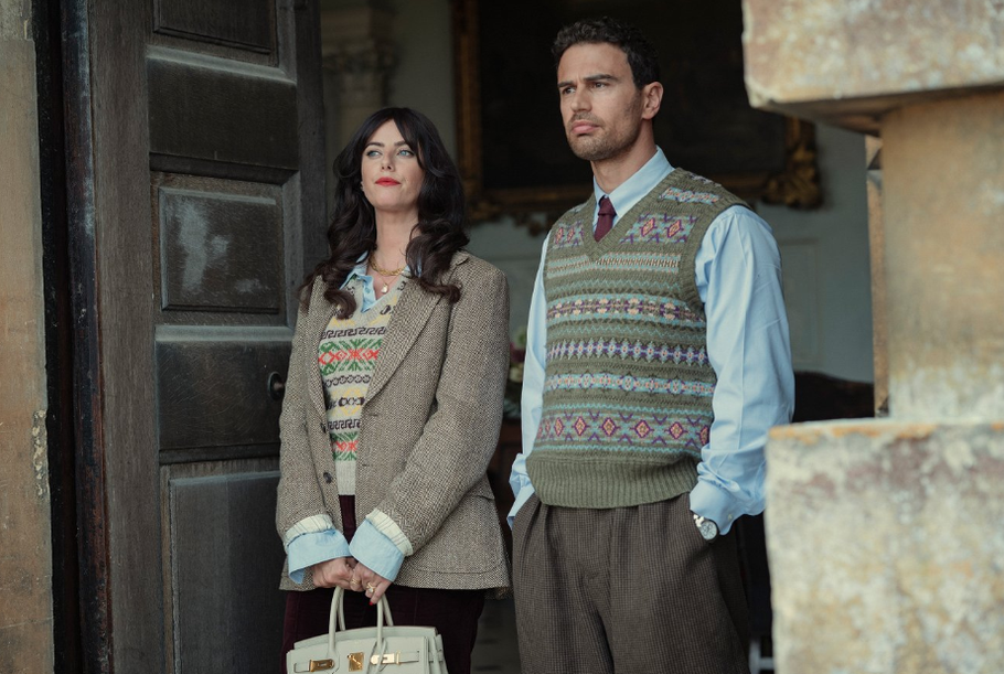 Kaya Scodelario jako zločinecká manažerka Susie a Theo James coby Eddie v druhé řadě seriálu Gentlemani (2026).