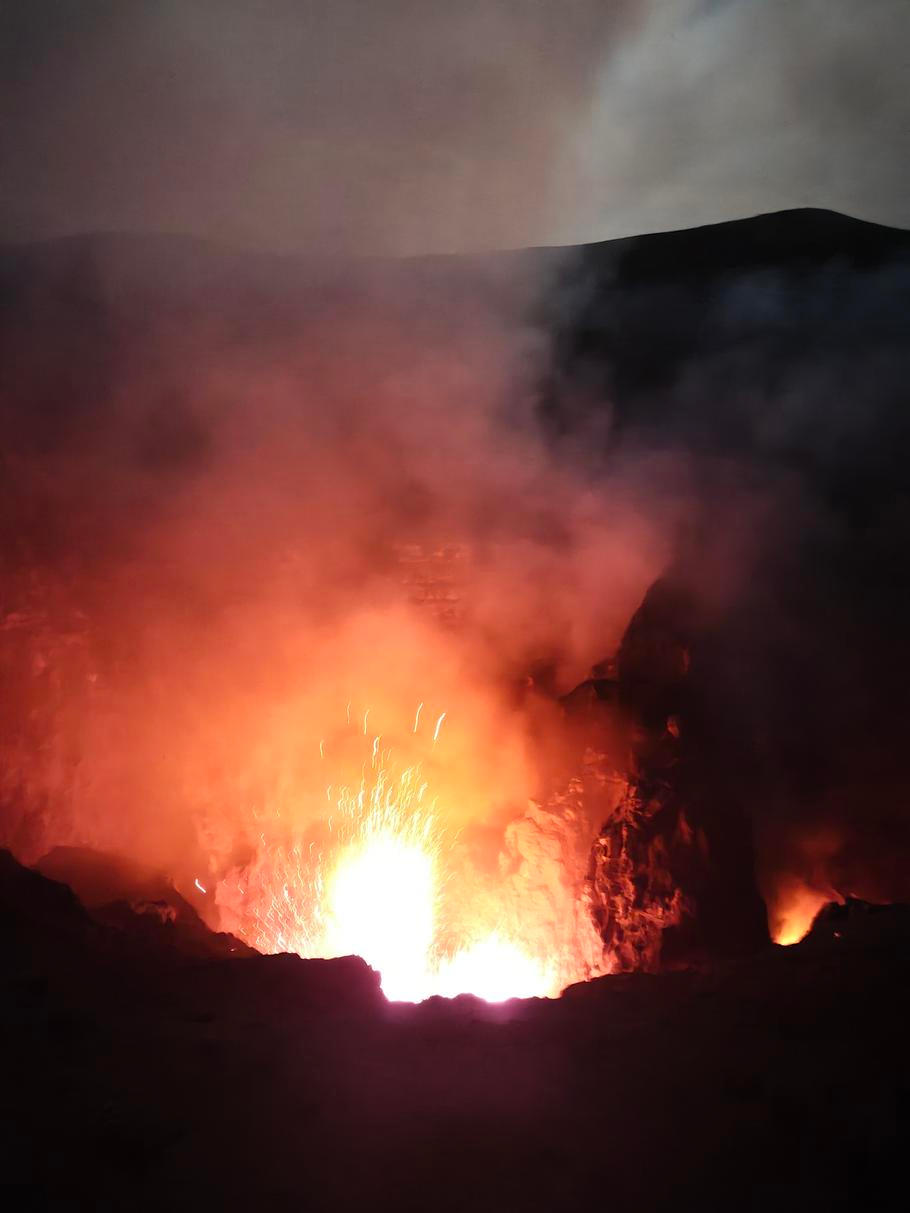 Ukázka strombolské erupce vulkánu Yasur. Obdobné erupce jsou typické i pro Anak Krakatau.