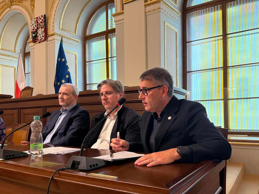 Vrchní ředitel sekce rozpočtu ministerstva financí Karel Tyll, vedoucí odboru fiskální politiky Jindřich Marval a předseda Národní rozpočtové rady vlády Mojmír Hampl čelí dotazům na rozpočtovém výboru ve středu 2. 9. 2026