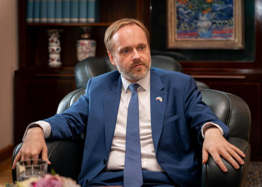 „Vím, že je dnes populární se do OSN trefovat.“ Po více než čtyřech letech v New Yorku má Kulhánek k organizaci blízko a její význam hájí. Do OSN se navíc jako nový velvyslanec ve Washingtonu brzy vrátí.