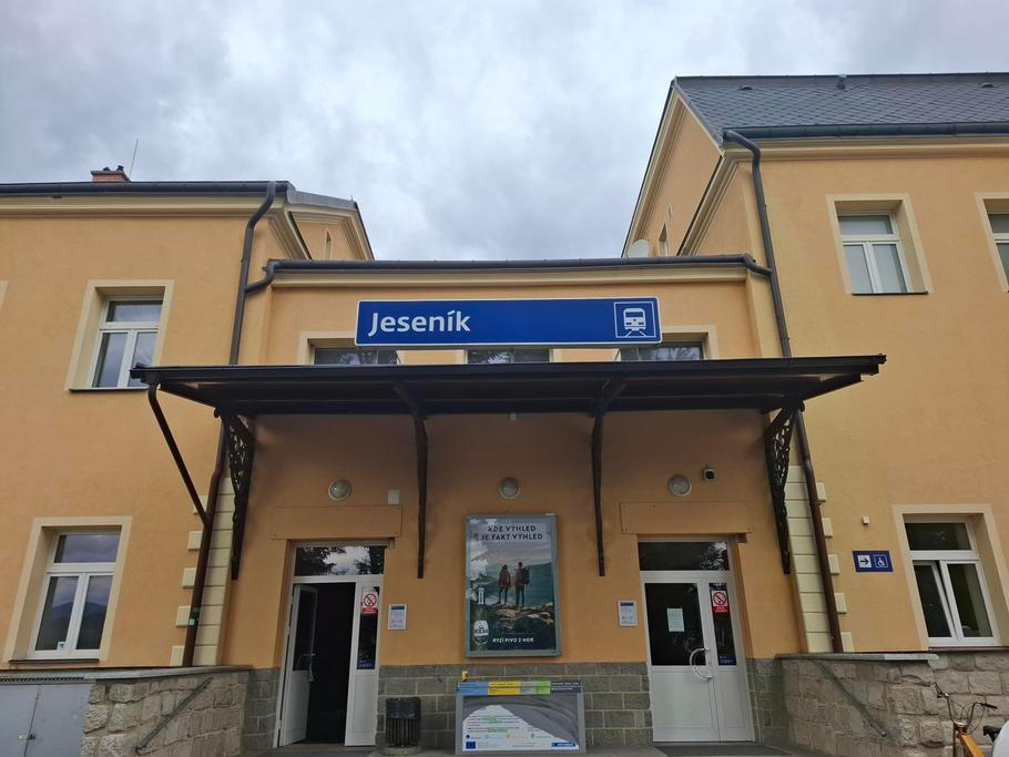 Do Jeseníku lze dojet i vlakem, leč třeba s Prahou místním přímé spojení po kolejích chybí.