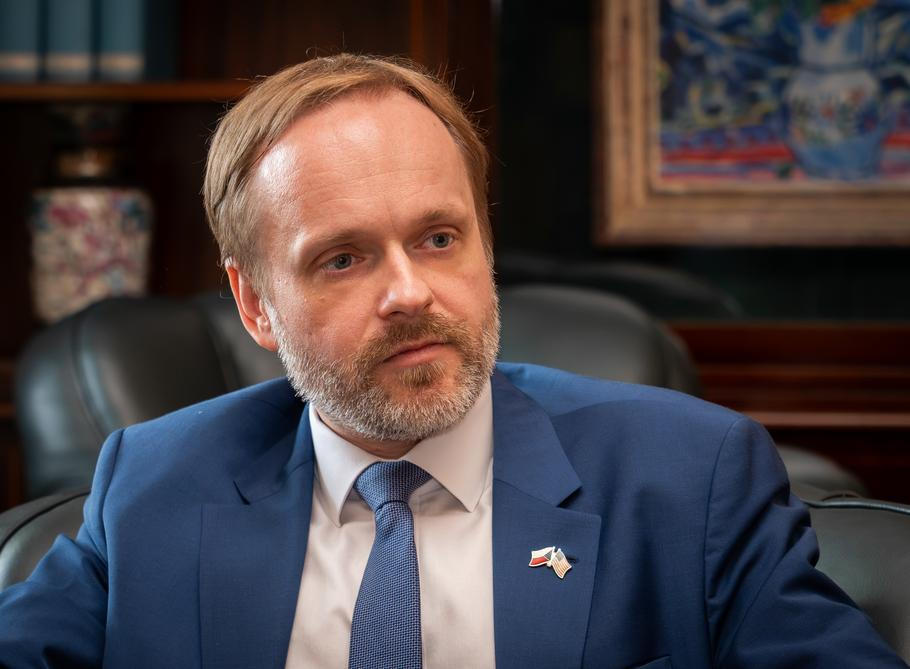 „Ambasáda ve Washingtonu představuje pomyslný diplomatický vrchol.“ Kulhánek svou novou misi bere jako velký závazek. Úspěch ale nechce měřit velkými gesty, nýbrž konkrétními obchody, investicemi a novými partnerstvími.