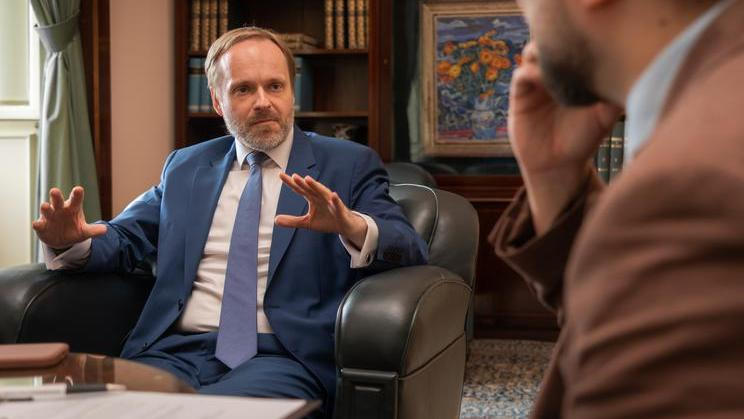 Jakub Kulhánek má za sebou pestrou kariéru. Byl náměstkem na ministerstvech obrany, zahraničí i vnitra a v roce 2021 ministrem zahraničí ve druhé Babišově vládě. Poslední čtyři a půl roku působil jako český velvyslanec při OSN v New Yorku. Teď míří na pomyslný diplomatický vrchol – do Washingtonu, D. C.