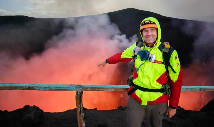Indonéská sopka Anak Krakatau, český vědec Lukáš Krmíček je u toho.