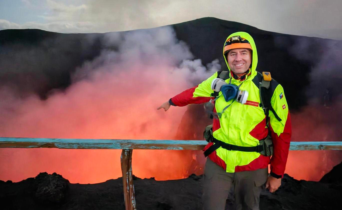 Indonéská sopka Anak Krakatau, český vědec Lukáš Krmíček je u toho.