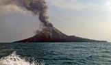 Anak Krakatau během erupcí v září 2018.